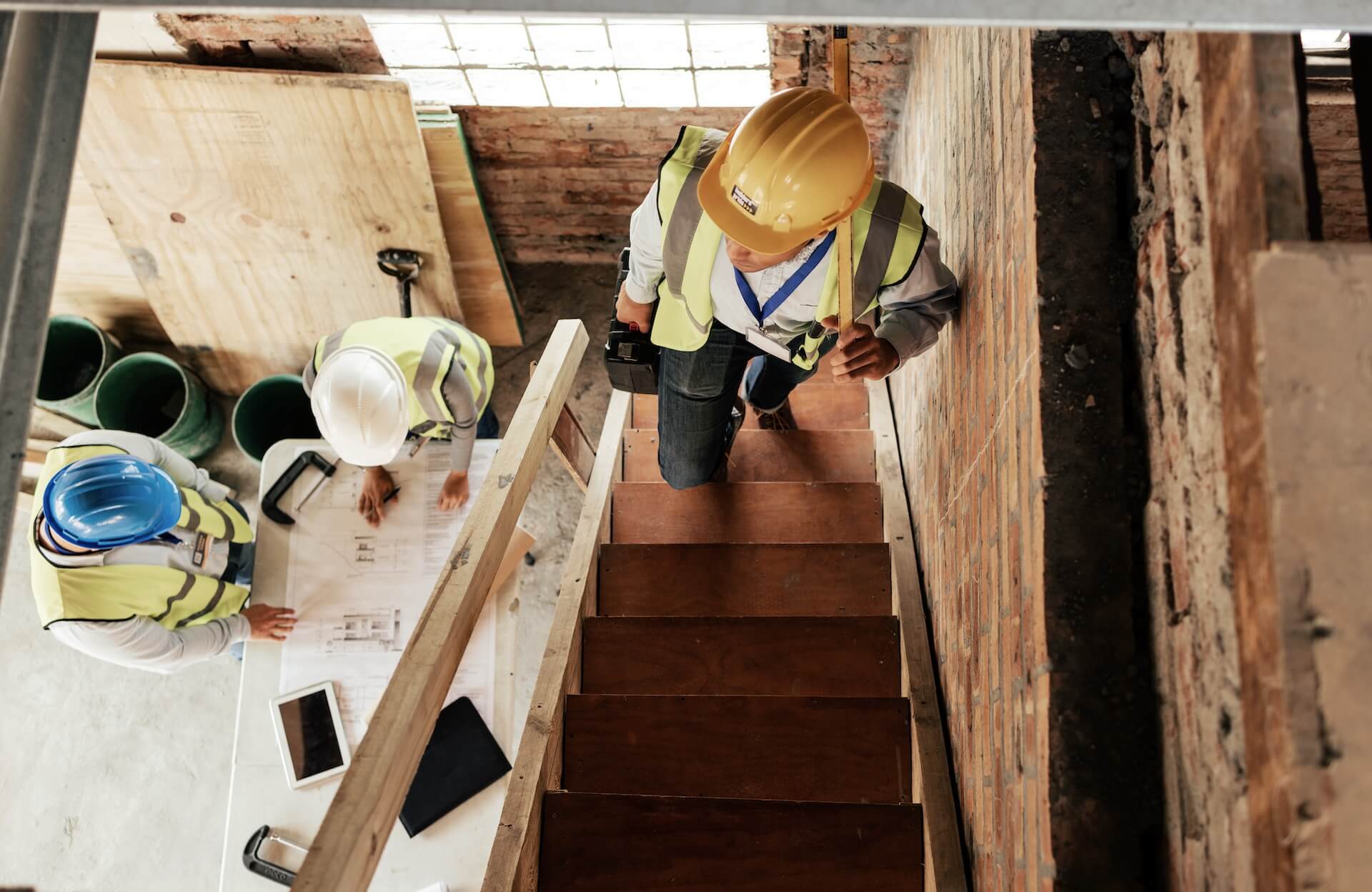 Trapprenovering Vara utför noggrann inspektion på arbetsplatsen